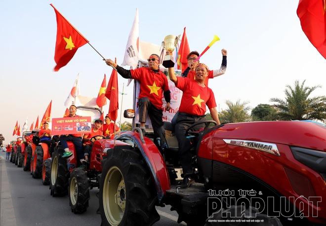 Cổ động viên lái máy cày ra sân bay