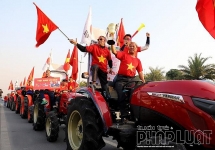 Cổ động viên lái máy cày ra sân bay