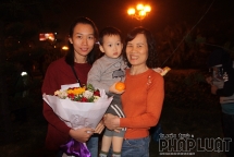 Gia đình tiền vệ Hoàng Đức mang hoa đến Nội Bài từ sớm