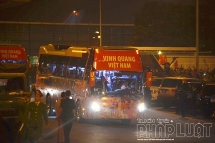 Xe buýt chở đội tuyển bóng đá thẳng tiến về Văn phòng Chính phủ