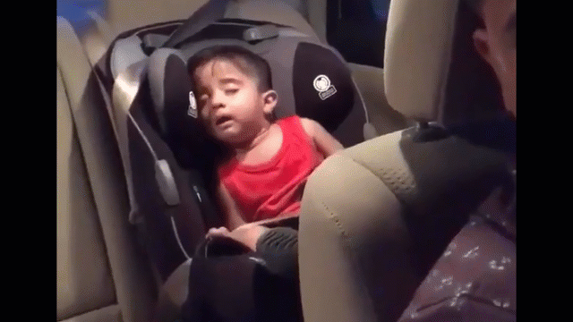 Nghe thấy bài tủ, cậu bé đang ngủ bỗng bật dậy quẩy "tưng bừng"