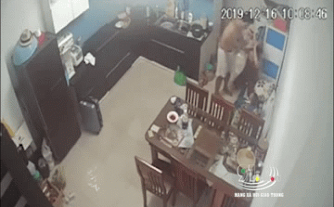Công an bắt quả tang người chồng vũ phu đánh vợ
