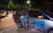 Nam thanh niên lọt cửa kính ô tô sau cú tông mạnh vào sườn xe