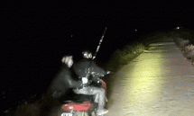 Hai thanh niên dàn cảnh tai nạn tấn công xe cứu thương ở Bắc Giang