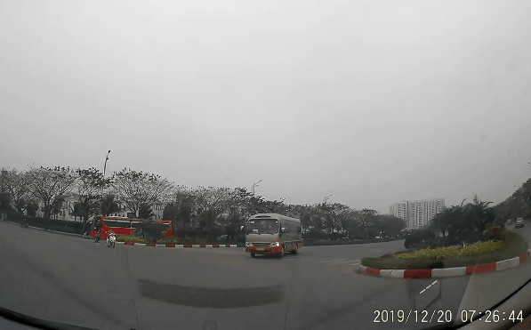 Xe buýt chở học sinh nối đuôi nhau đi ngược chiều trên phố Hà Nội