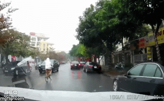 Xe đạp phanh gấp suýt gây tai nạn