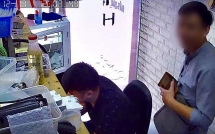 Nam thanh niên đi sửa điện thoại tiện "cuỗm" luôn iphone chủ quán