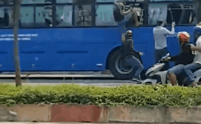 Nhóm người cầm hung khí đập kính xe, tấn công tài xế
