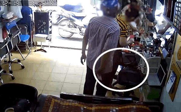 Người đàn ông lấy trộm điện thoại bất thành trong tiệm tóc