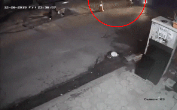 Công nhân núp vội xuống cống tránh ô tô lao qua đầu