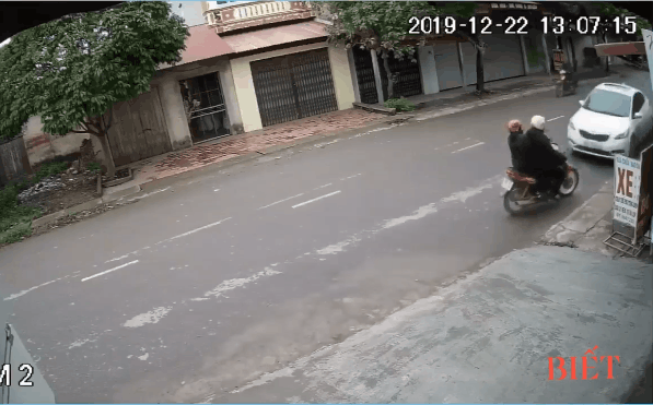 Xe ô tô con tông văng hai mẹ con lên capo