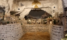 Công nhân vệ sinh tái hiện cảnh Chúa ra đời từ 1.400 viên đá