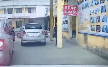 Ô tô tông hai bà cháu trong bệnh viện ở Ninh Bình