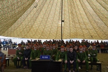 Hàng trăm người dân đến xem xét xử vụ án nữ sinh giao gà