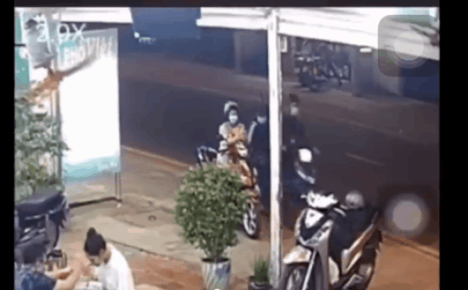 Thực khách "đứng hình" nhìn hai tên cướp ra tay