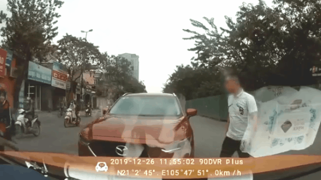 Ô tô lấn làn không chịu nhường đường trên phố Hà Nội