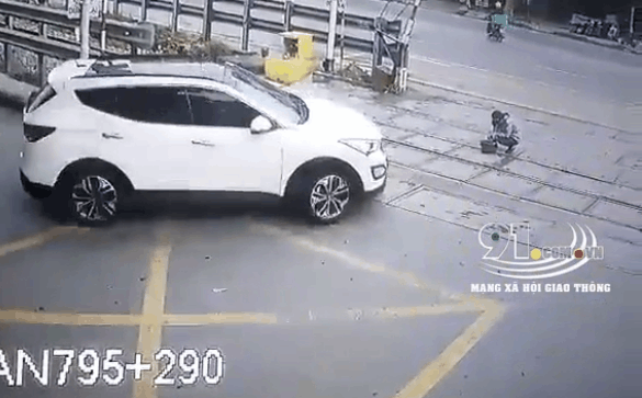Ô tô "nuốt chửng" nữ nhân viên đường sắt