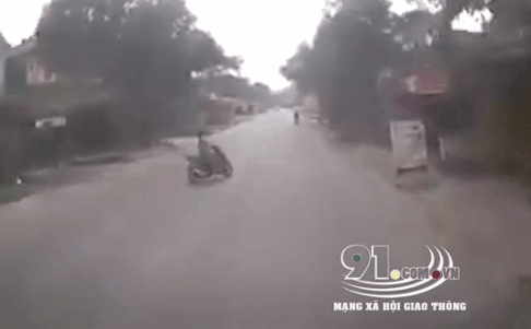 Tránh người phụ nữ, xe tải tông thẳng vào nhà dân