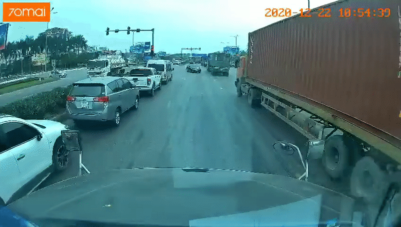 o to con lao sang lan nguoc chieu tong thang vao dau container