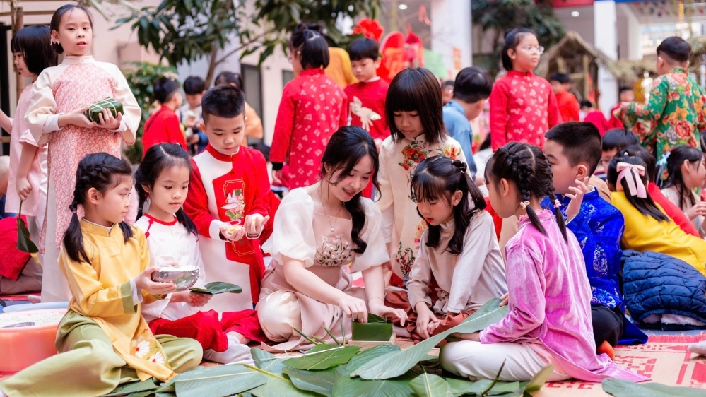 Thầy trò và phụ huynh Vietschool tạo nên “bảo tàng” Tết Việt