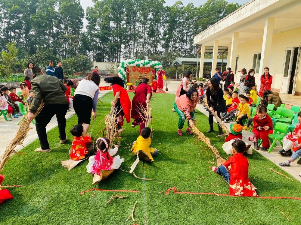 Hấp dẫn hoạt động trải nghiệm giao lưu tiếng Anh với chủ đề Tết mùa Xuân tại Trường Mầm non Tân Dĩnh