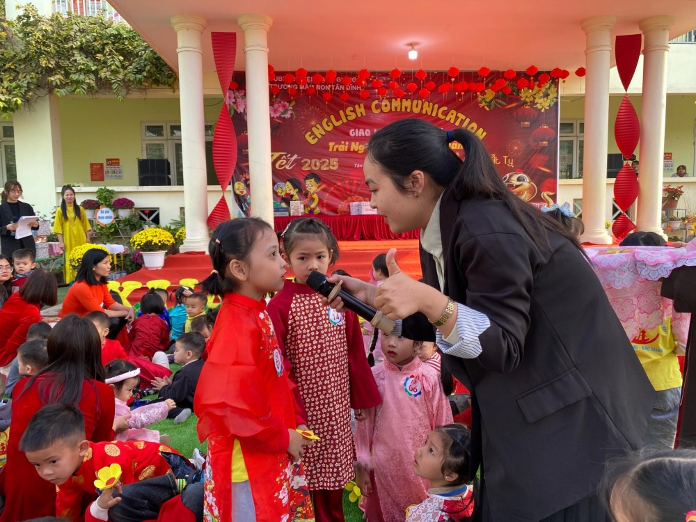 Hấp dẫn hoạt động trải nghiệm giao lưu tiếng Anh với chủ đề Tết mùa Xuân tại Trường Mầm non Tân Dĩnh