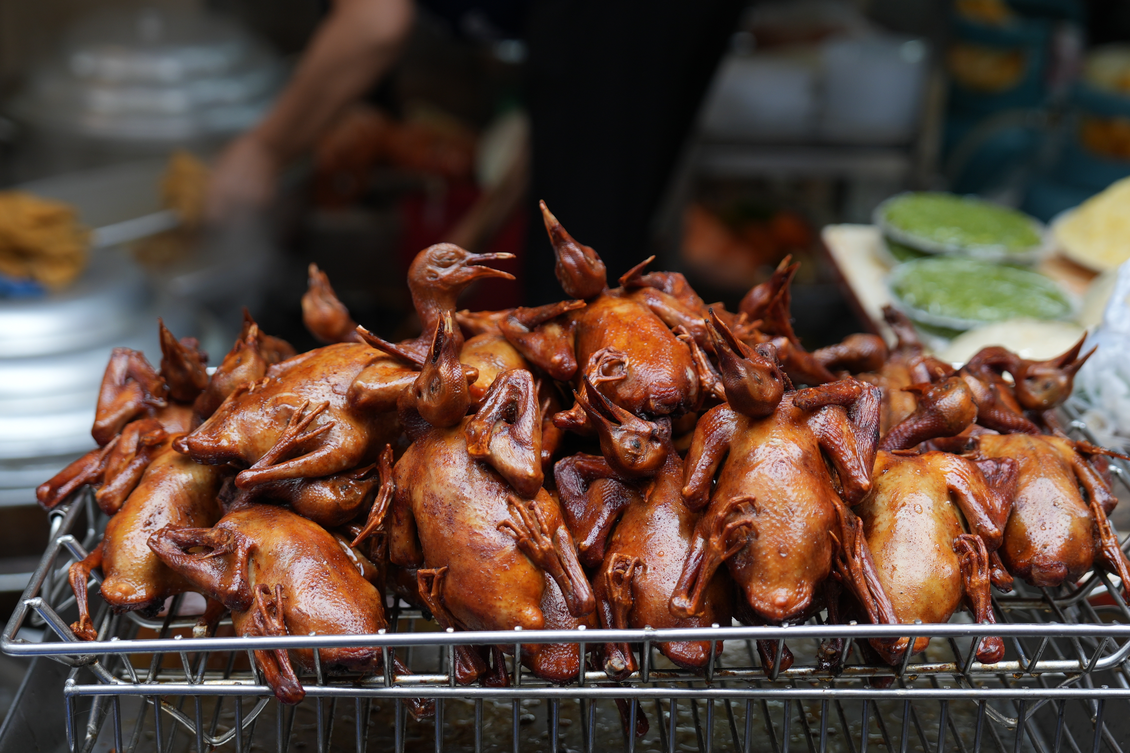 Chợ Hàng Bè xưa nằm trên con phố Gia Ngư thông sang Cầu Gỗ, Đinh Liệt. Những dãy lều dựng lên giữa phố và hai bên mặt phố đều là hàng quán đông đúc. Đó là một ngôi chợ nhà giàu giữa lòng phố cổ. Gọi là chợ nhà giàu là bởi giá cả ở đây luôn đắt hơn các chợ khác trong phố. Thế nhưng “đắt xắt ra miếng”