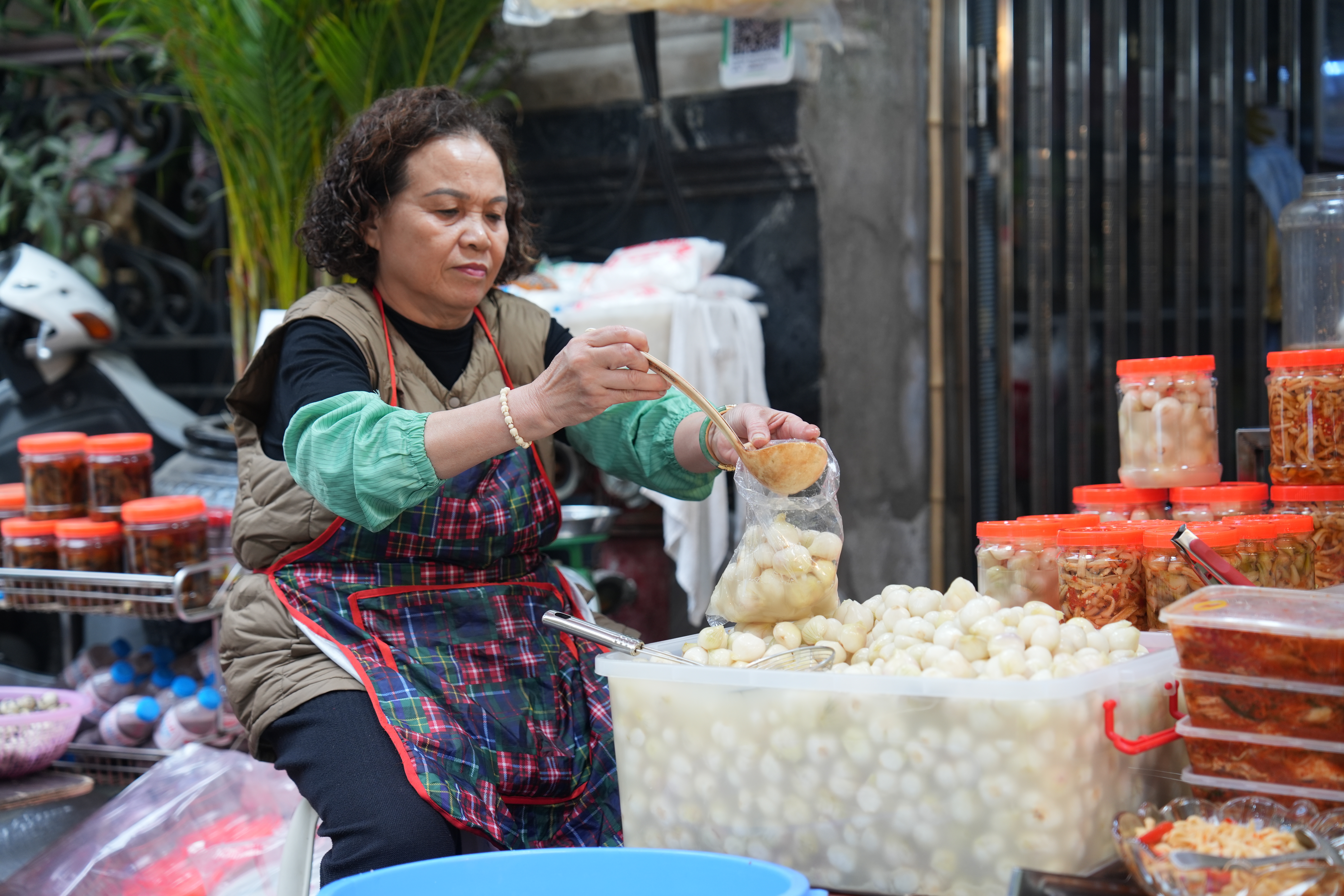 Một gánh hàng rong bán dưa, hành muối chua - món ăn không thể thiếu trong mâm cơm ngày Tết