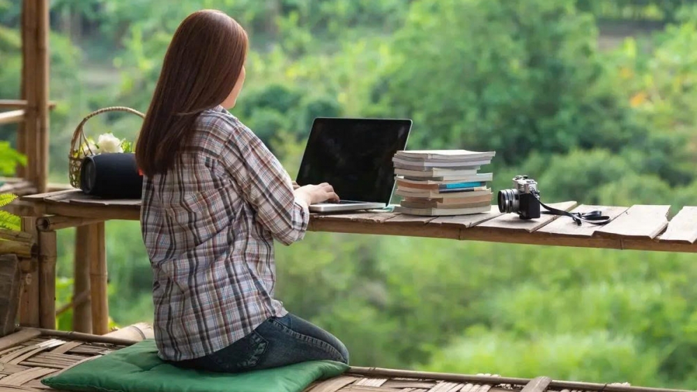 Kỳ nghỉ “ôm trọn” laptop của nhiều người trẻ