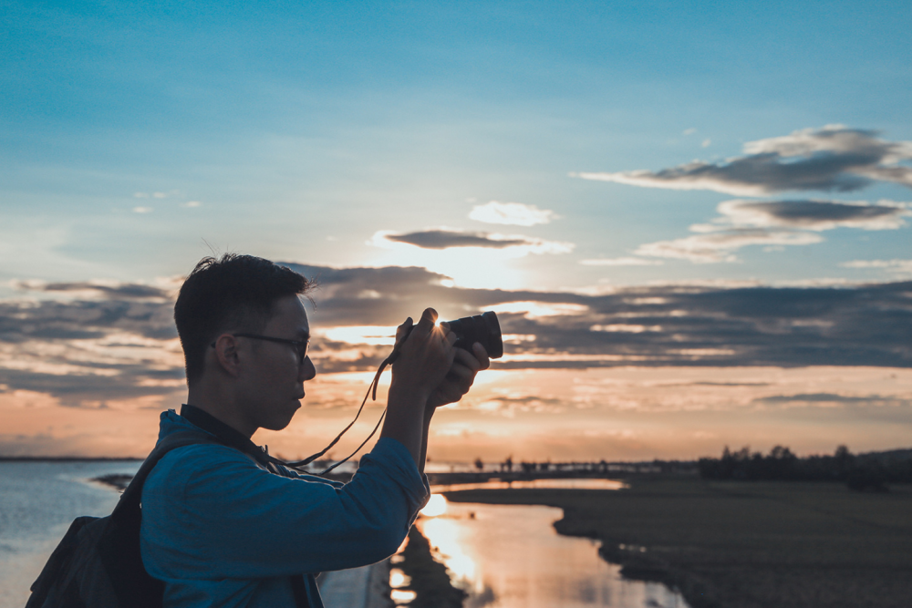 Kỳ nghỉ “ôm trọn” laptop của nhiều người trẻ