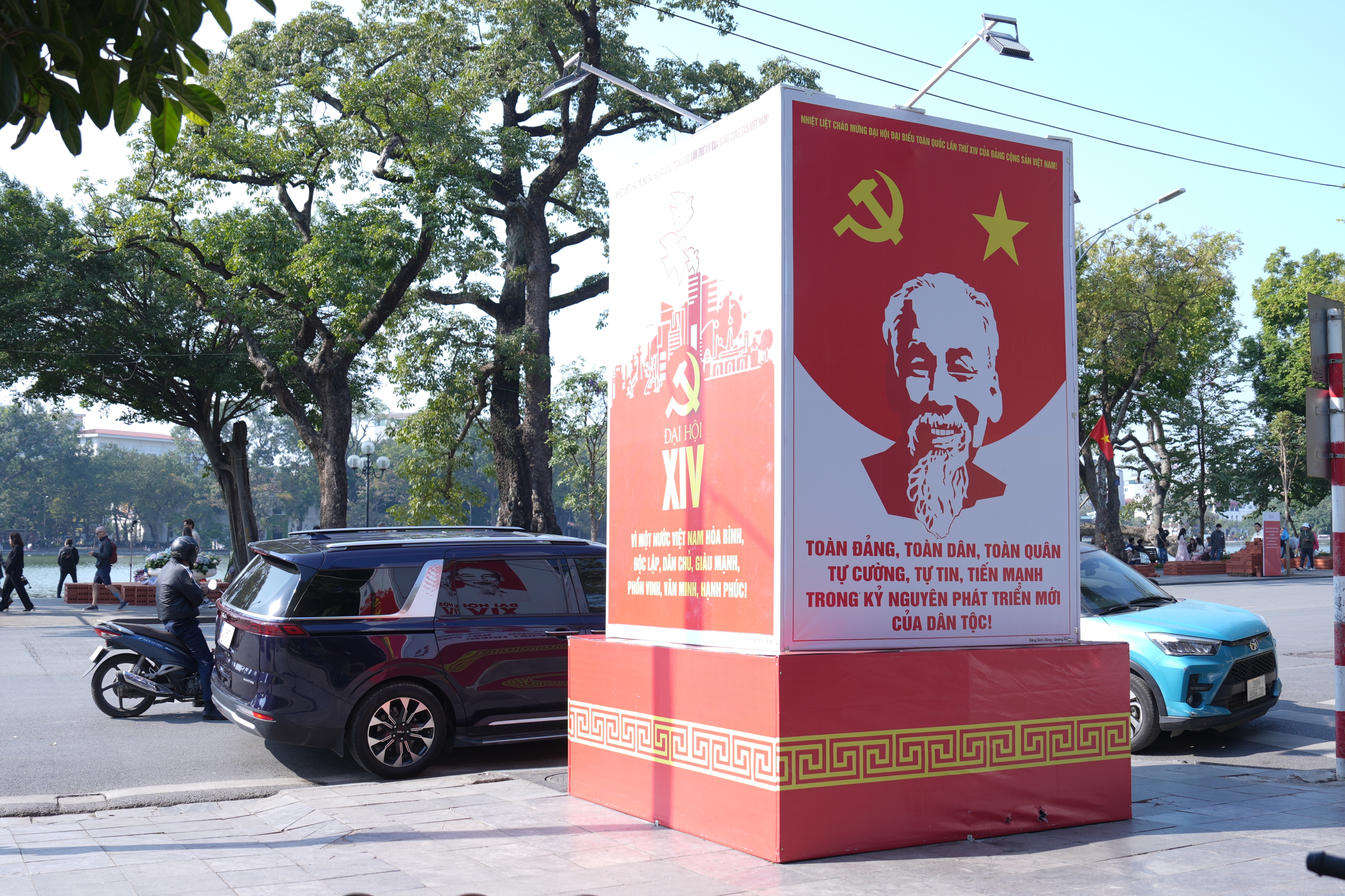 Hà Nội rực rỡ cờ hoa chào mừng Đại hội lần thứ XIV của Đảng