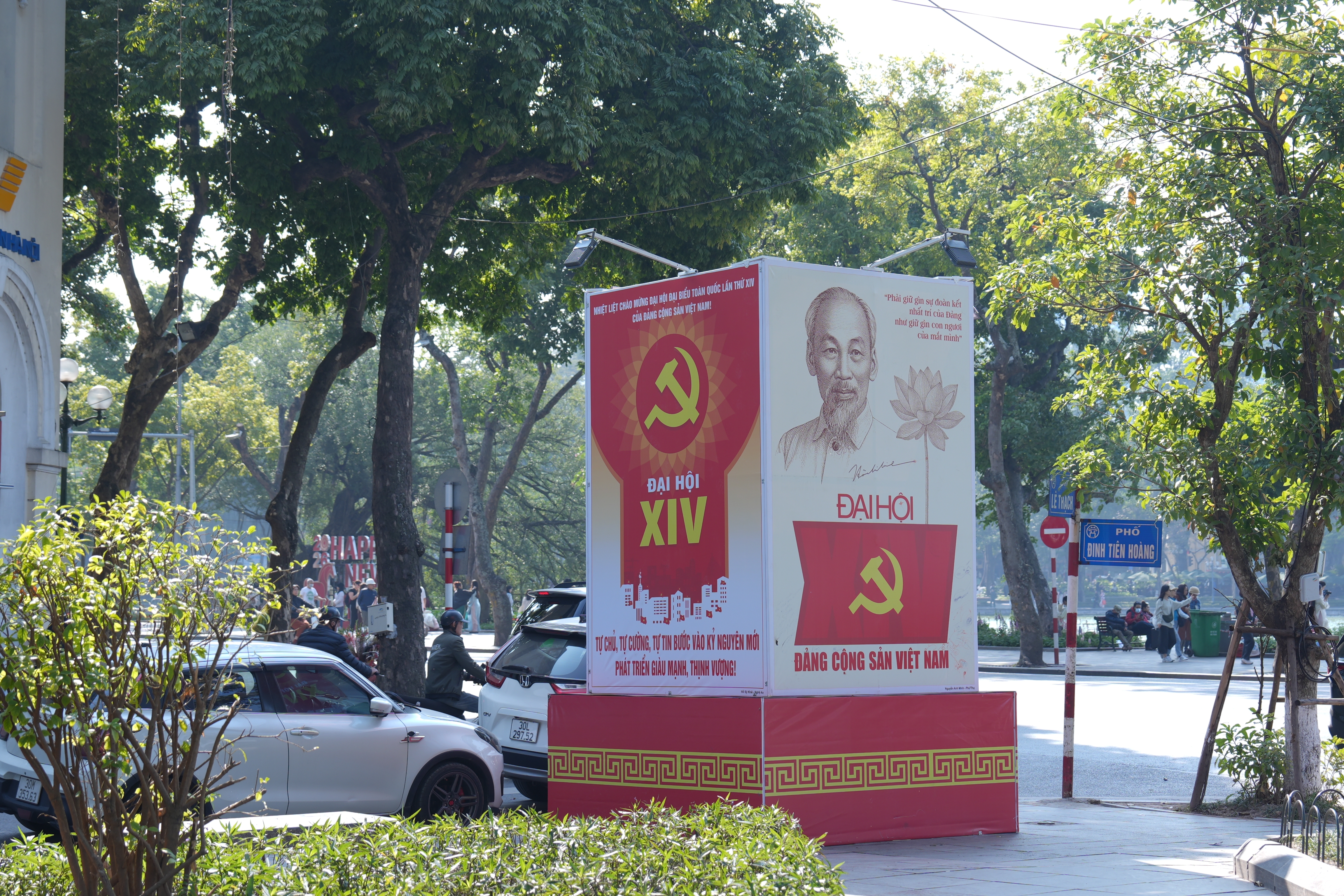 Hà Nội rực rỡ cờ hoa chào mừng Đại hội lần thứ XIV của Đảng