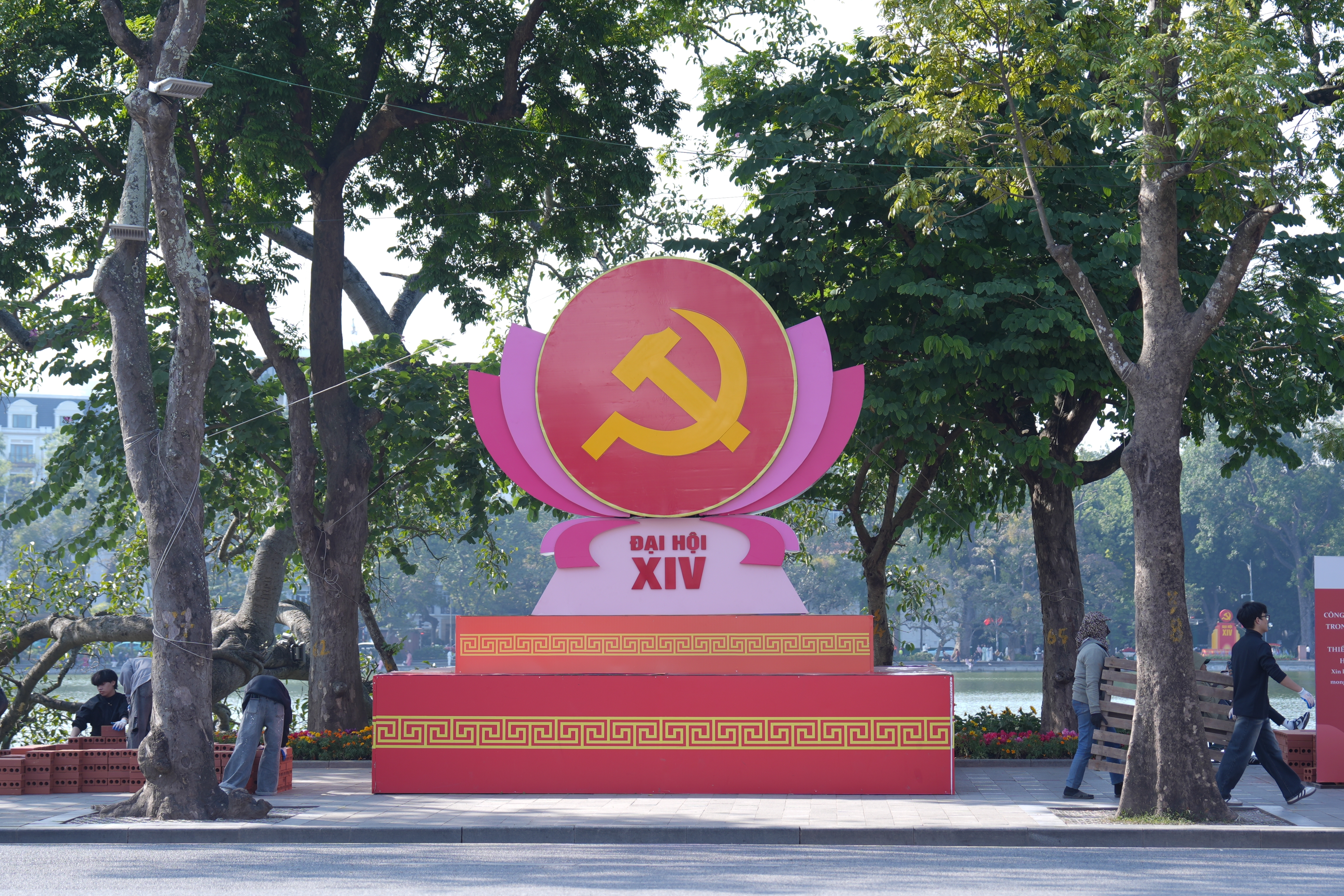 Hà Nội rực rỡ cờ hoa chào mừng Đại hội lần thứ XIV của Đảng