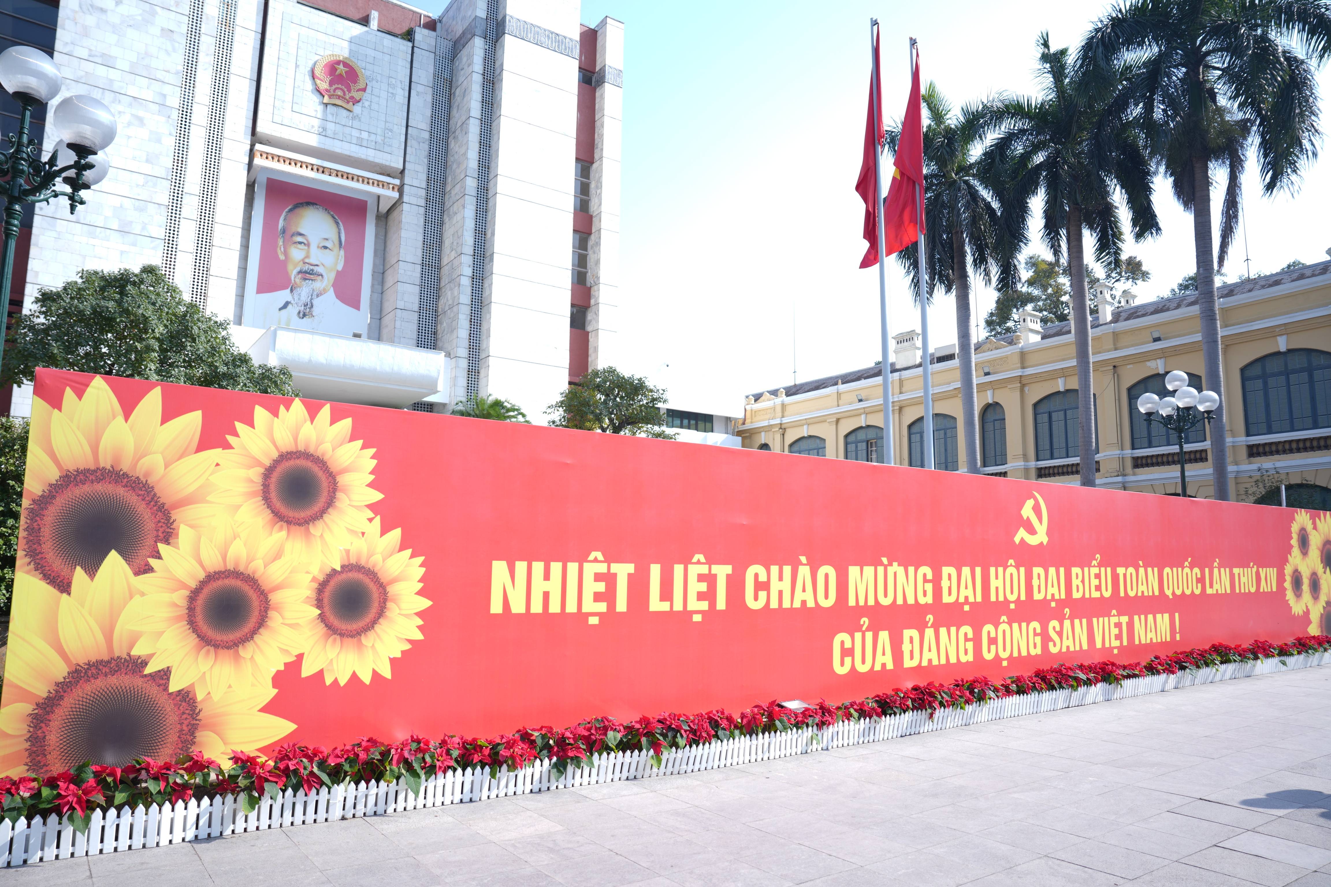 Hà Nội rực rỡ cờ hoa chào mừng Đại hội lần thứ XIV của Đảng