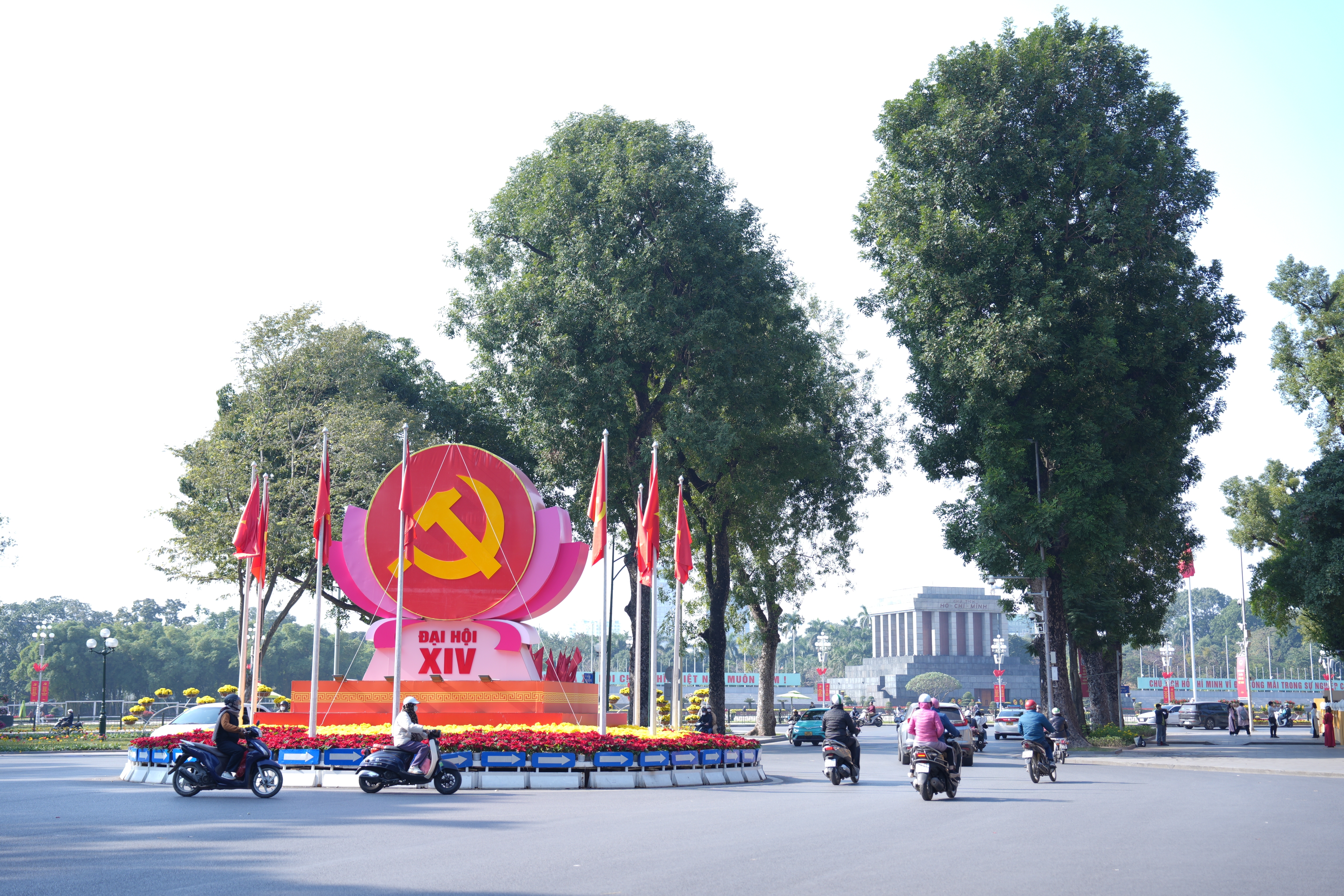 Hà Nội rực rỡ cờ hoa chào mừng Đại hội lần thứ XIV của Đảng