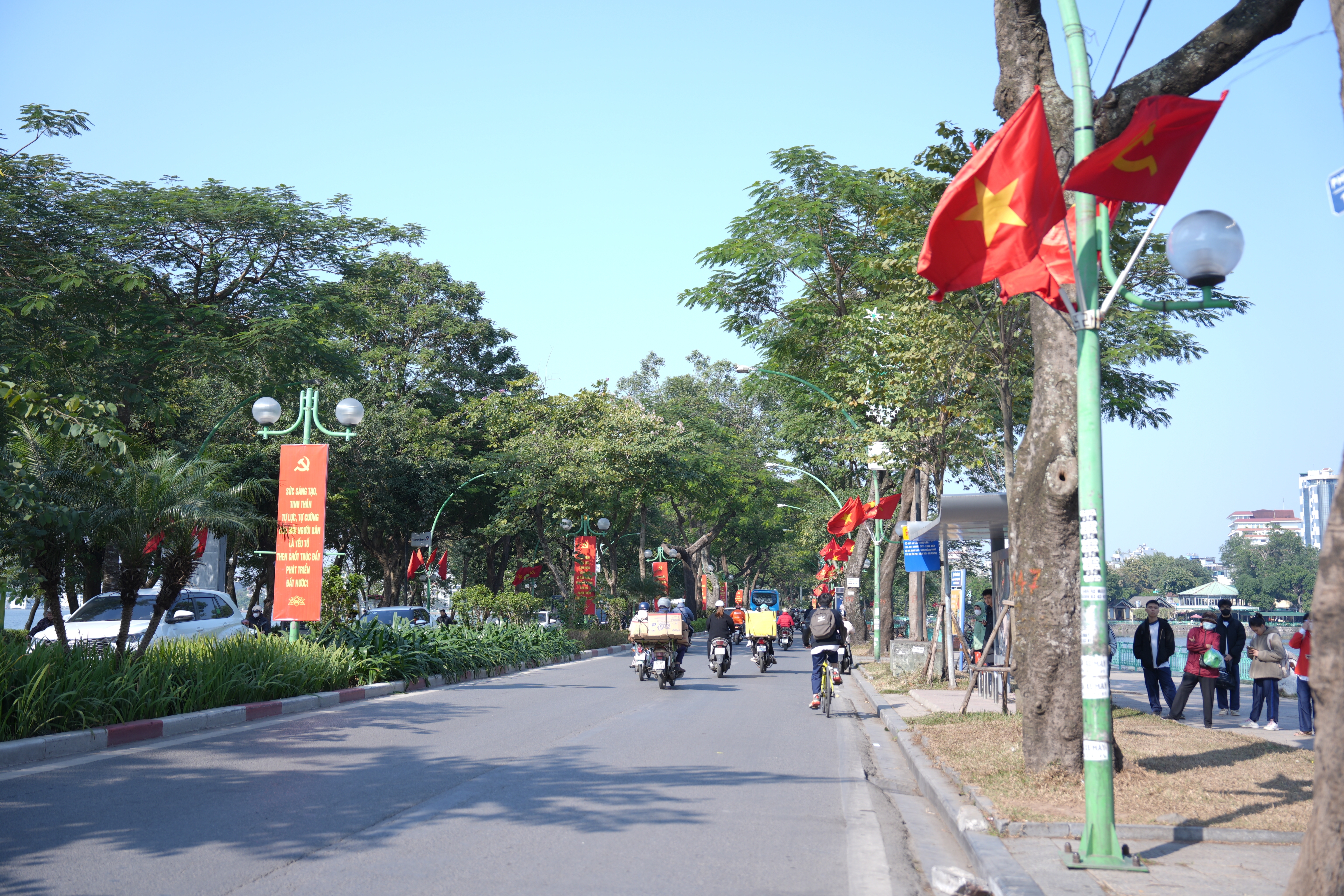 Hà Nội rực rỡ cờ hoa chào mừng Đại hội lần thứ XIV của Đảng