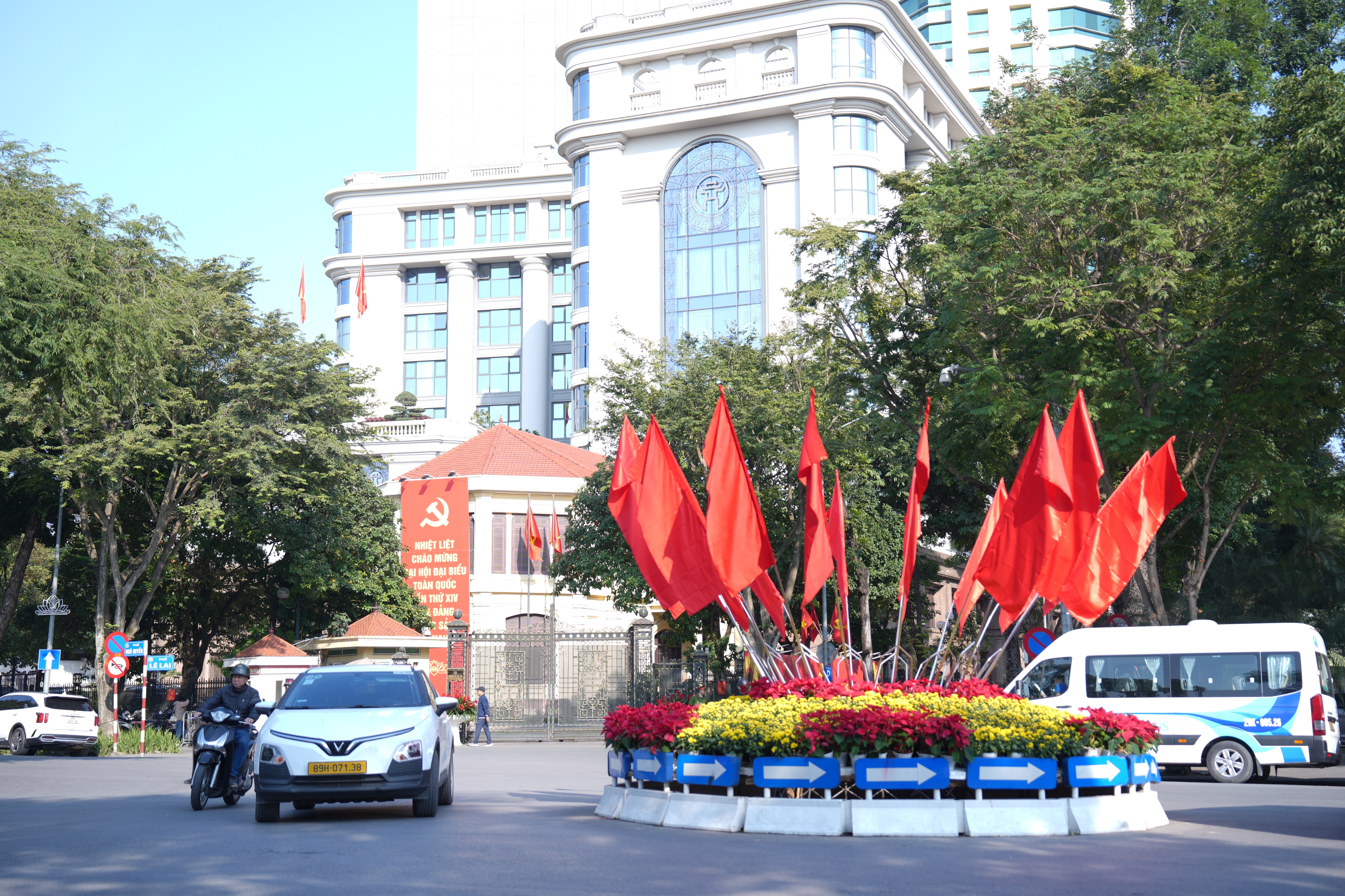 Hà Nội rực rỡ cờ hoa chào mừng Đại hội lần thứ XIV của Đảng