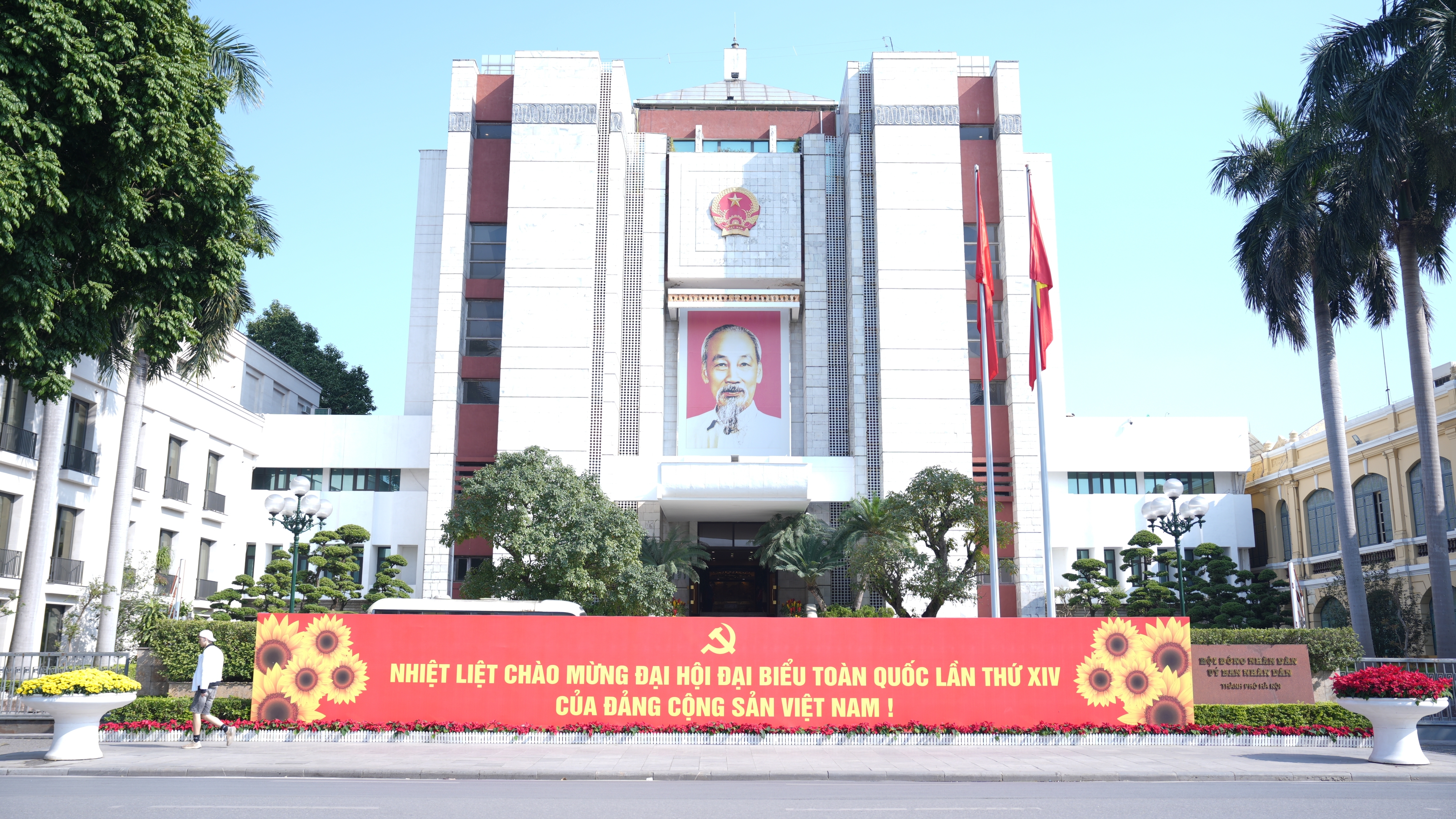 Hà Nội rực rỡ cờ hoa chào mừng Đại hội lần thứ XIV của Đảng