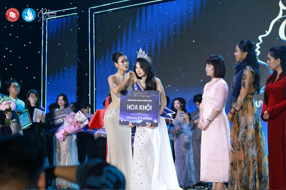 Phan Trâm Anh - SBD 10 đăng quang Hoa khôi Duyên dáng Ngoại thương 2025)