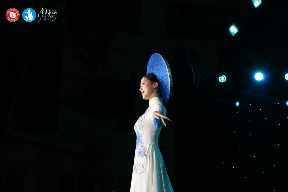 Phần thi trình diễn Áo dài đến từ 12 nữ sinh trong Đêm Chung kết