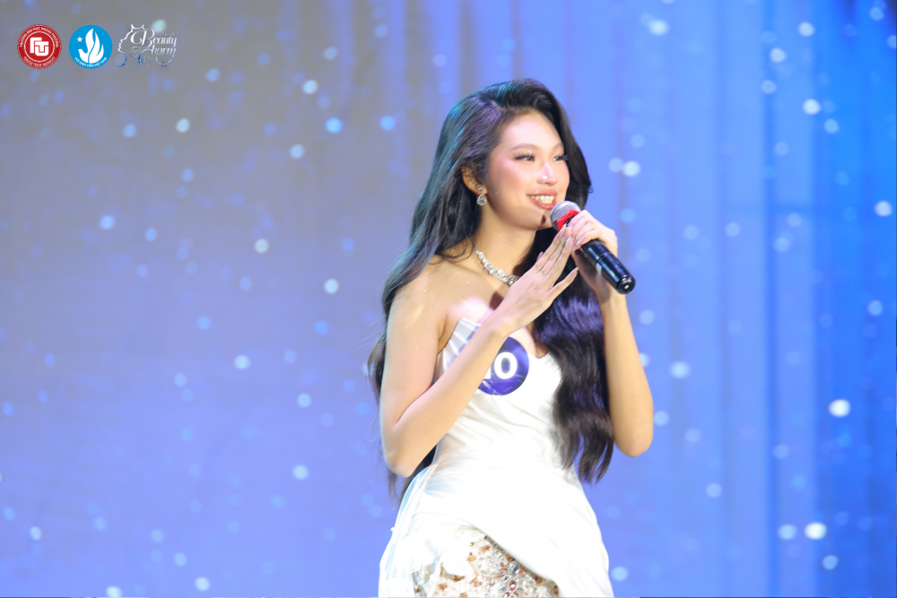 Các thí sinh trong phần thi Ứng xử