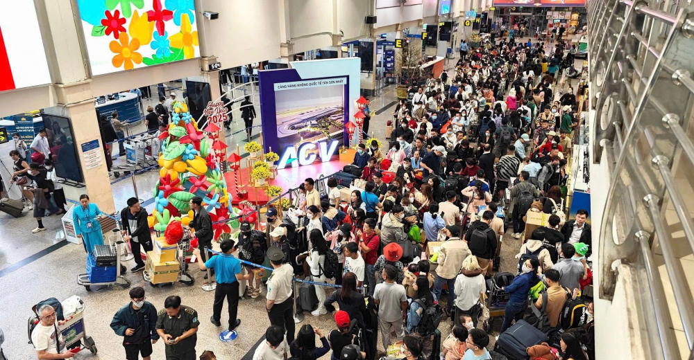 Đắn đo hàng chục triệu đồng tiền vé máy bay về quê ăn Tết