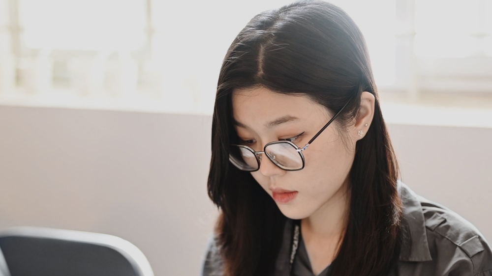 Người trẻ đắn đo khi chi hàng chục triệu đồng mua vé máy bay về quê ăn Tết