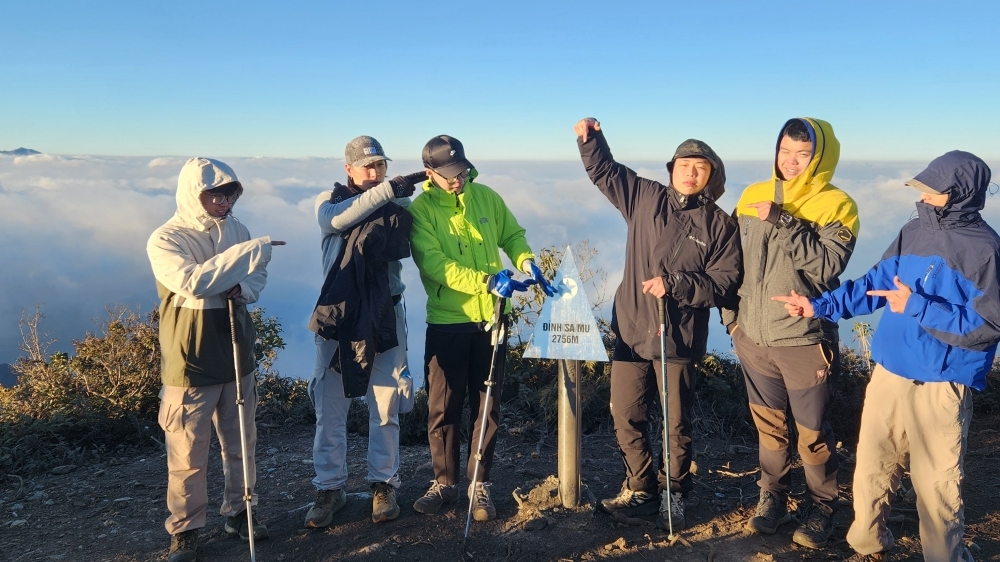 Giới trẻ rủ nhau leo núi để khai xuân đầu năm
