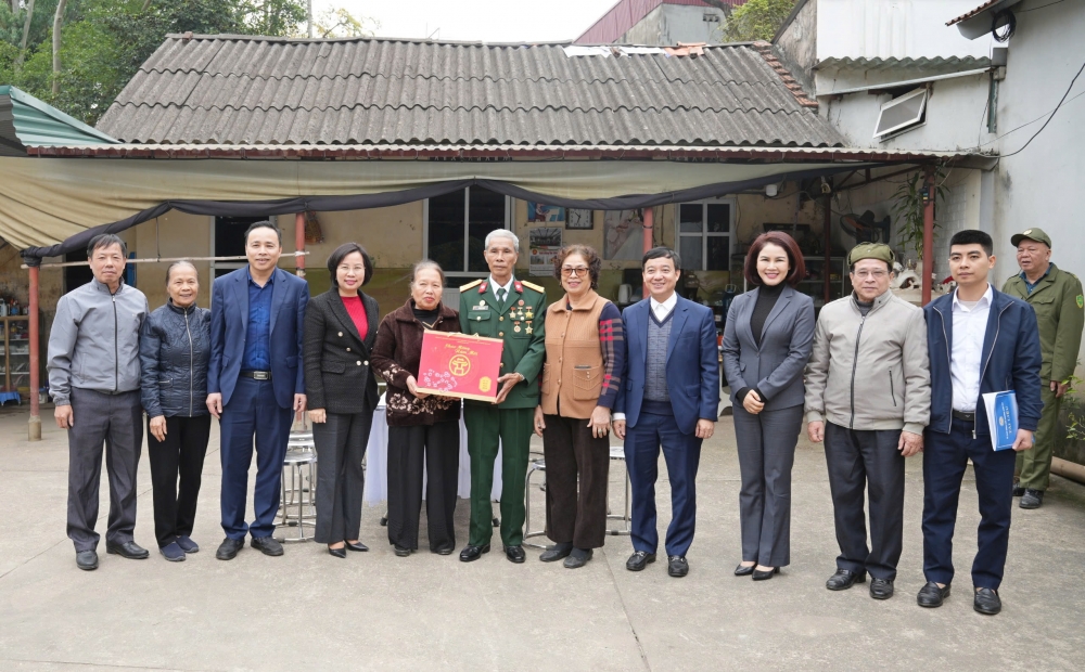 Lãnh đạo TP Hà Nội chúc mừng Giáo phận Hưng Hóa và tặng quà tại phường Sơn Tây nhân dịp Xuân Bính Ngọ