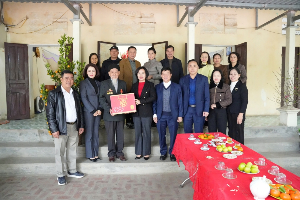 Lãnh đạo TP Hà Nội chúc mừng Giáo phận Hưng Hóa và tặng quà tại phường Sơn Tây nhân dịp Xuân Bính Ngọ