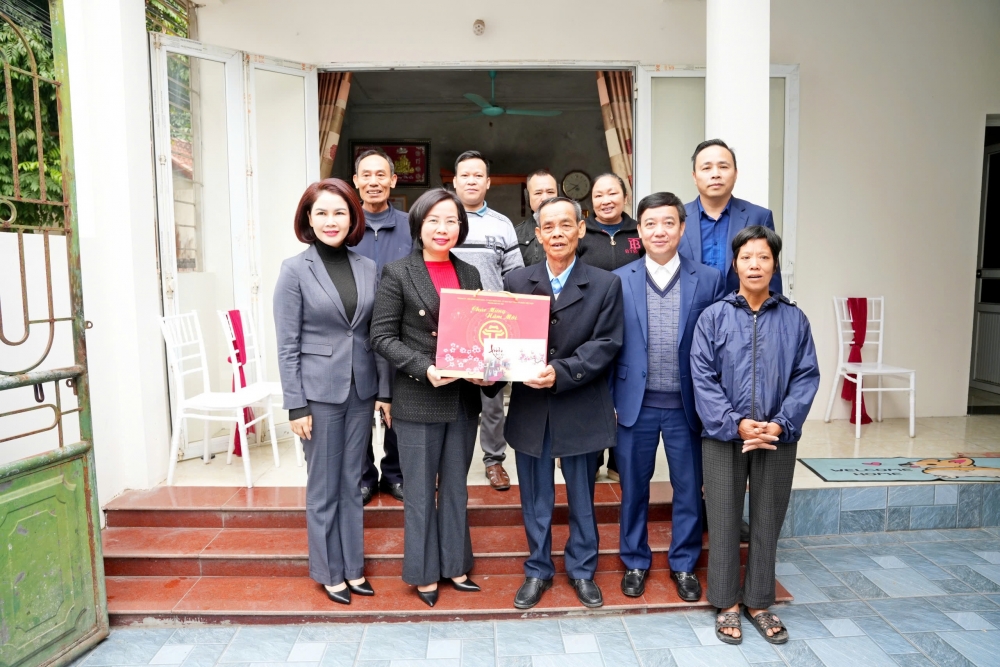 Lãnh đạo TP Hà Nội chúc mừng Giáo phận Hưng Hóa và tặng quà tại phường Sơn Tây nhân dịp Xuân Bính Ngọ