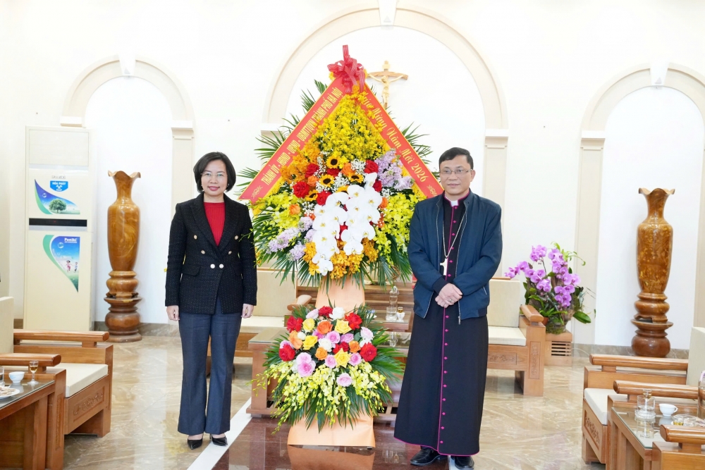 Lãnh đạo TP Hà Nội chúc mừng Giáo phận Hưng Hóa và tặng quà tại phường Sơn Tây nhân dịp Xuân Bính Ngọ