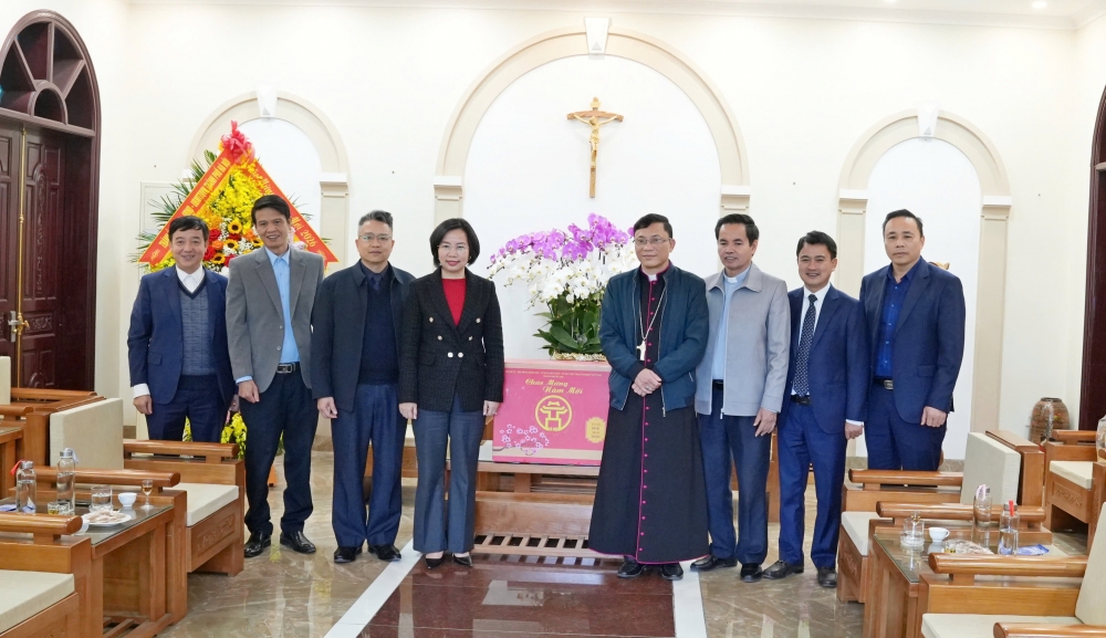 Lãnh đạo TP Hà Nội chúc mừng Giáo phận Hưng Hóa và tặng quà tại phường Sơn Tây nhân dịp Xuân Bính Ngọ