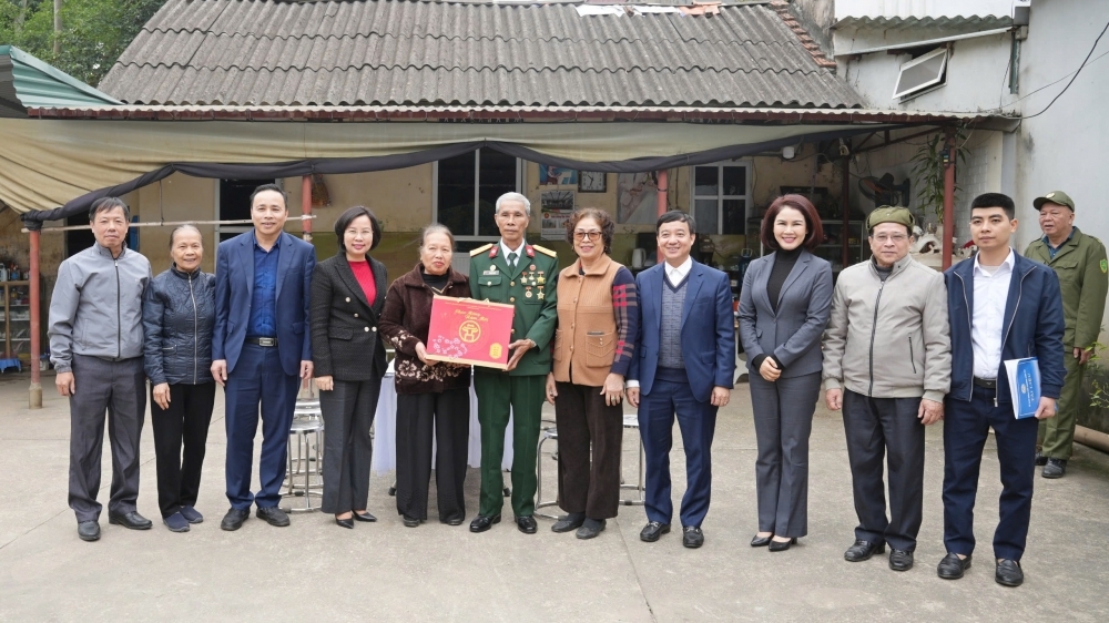 Lãnh đạo TP Hà Nội chúc mừng Giáo phận Hưng Hóa và tặng quà tại phường Sơn Tây